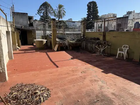 Casa en venta a refaccionar con terraza y espacio para  2 autos