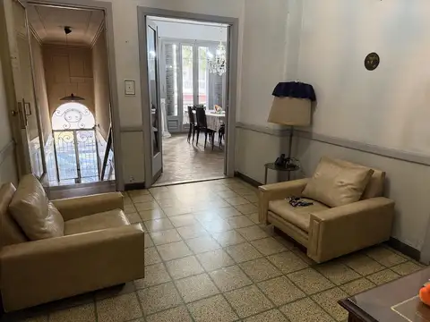 Casa en venta a refaccionar con terraza y espacio para  2 autos
