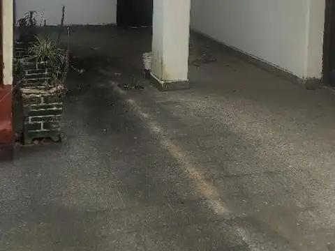 CASA VIEJA CON DEPTO. A REFACCIONAR. 3 CDRAS ESTAC