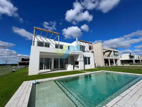 Casa 8 ambientes con 5 baños