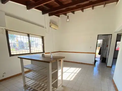 Casa 4 ambientes con 2 baños