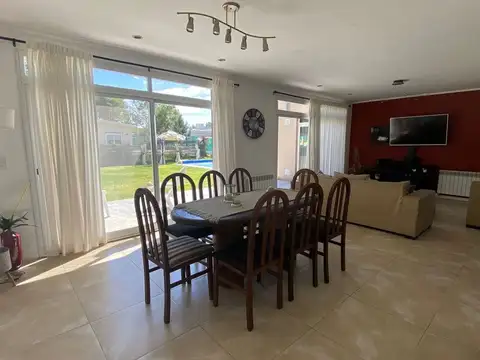 Casa en Alquiler Temporal con 1 cochera