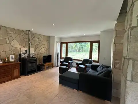 Casa 8 ambientes con 3 baños