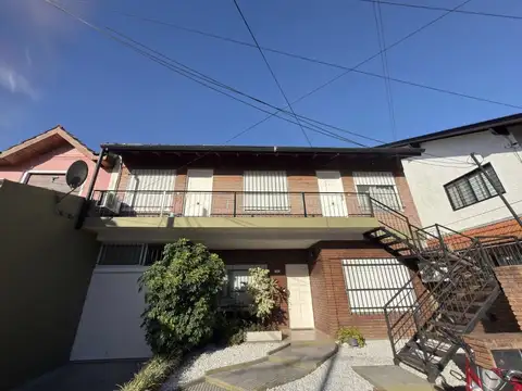 Villa Adelina (Wernicke 1850) Departamento 2 ambientes en 1er piso con patio 