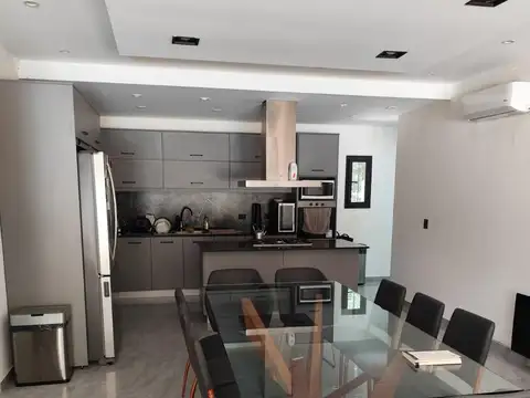 Casa 6 ambientes con 2 baños