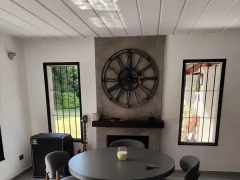 Casa en Alquiler con 4 cocheras