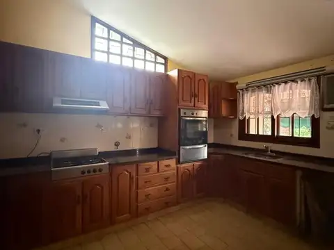 Casa 4 ambientes con 2 baños