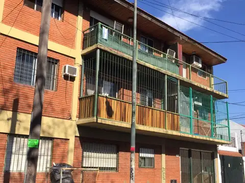 MUY BUEN DEPARTAMENTO DE 2 DORMITORIOS EN VENTA EN PLANTA BAJA. CON COCHERA INCLUIDA