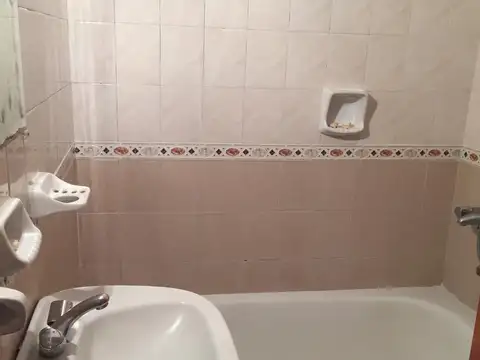 MUY BUEN DEPARTAMENTO DE 2 DORMITORIOS EN VENTA EN PLANTA BAJA. CON COCHERA INCLUIDA