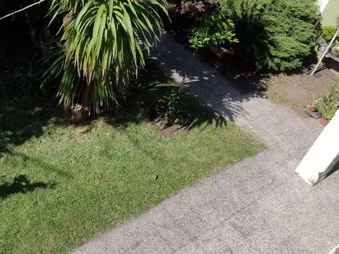 CASA EN VENTA 4 AMB. CON GRAN PARQUE C/ PARRILLA