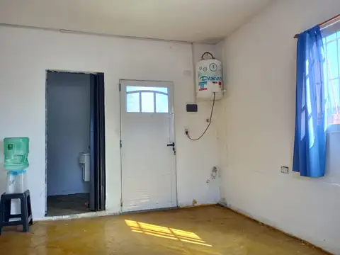 CASA EN VENTA 4 AMB. CON GRAN PARQUE C/ PARRILLA