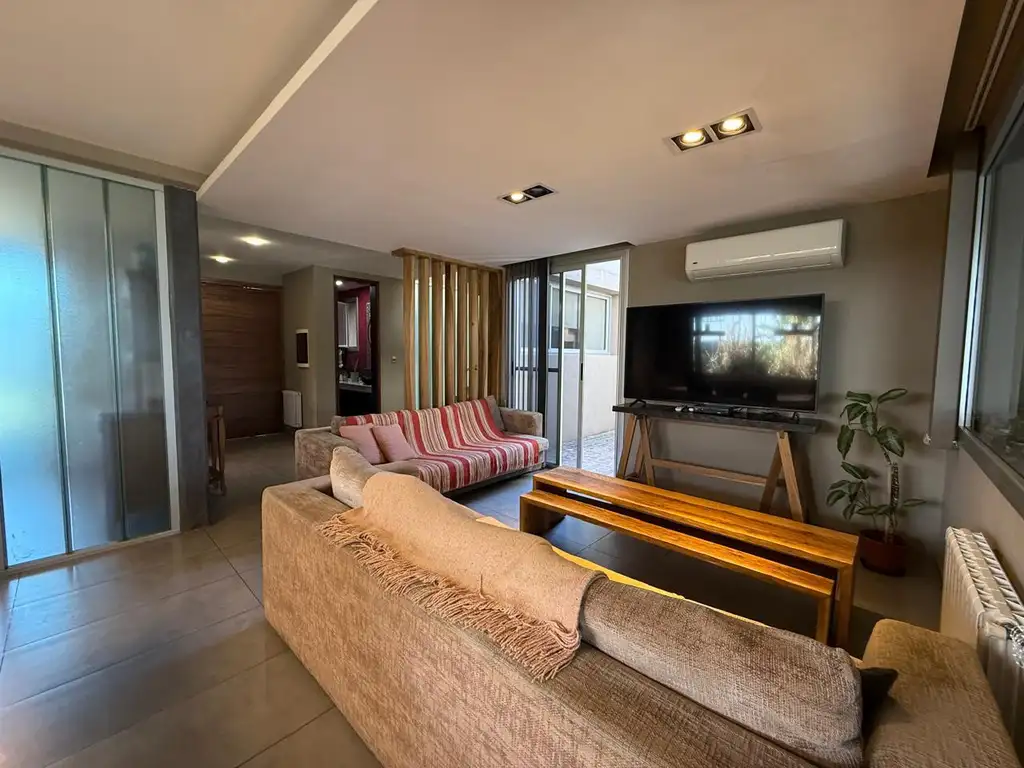 Casa - 330  m² Cubierta | 3 dormitorios | 8 años | 3 baños | 5 ambientes