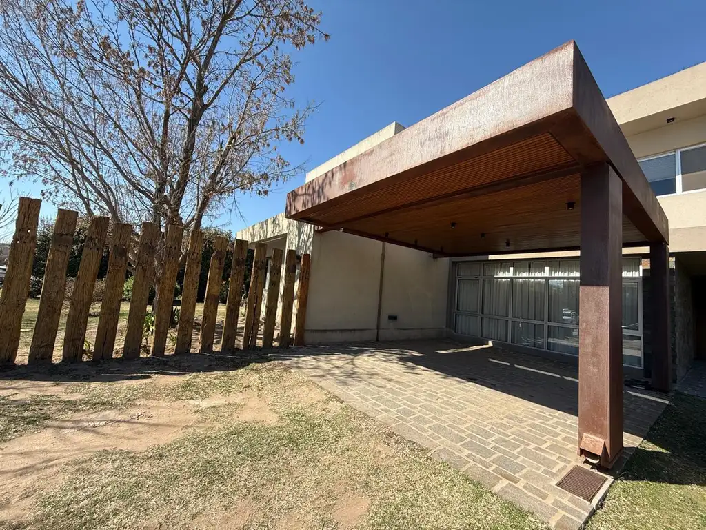 Casa en Venta - 3 dormitorios - USD 509.000