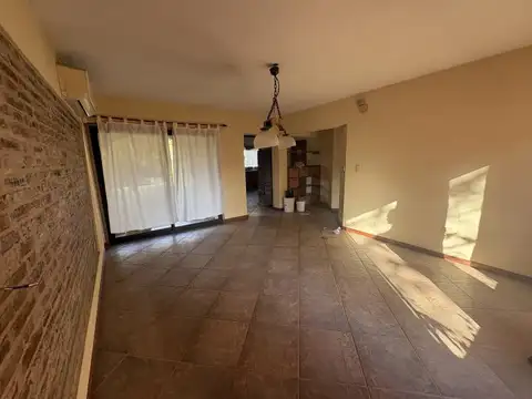 Casa en Alquiler con 2 cocheras