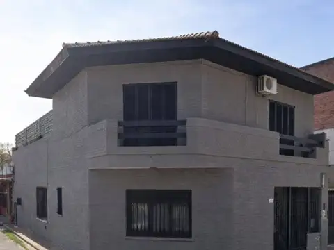 CASA en Venta 4 ambientes, San Fernando con quincho y pileta