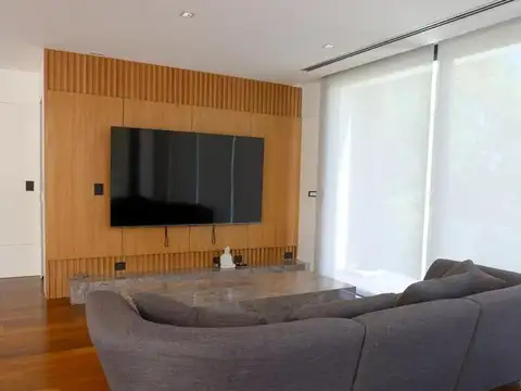 Casa en Alquiler con 10 cocheras