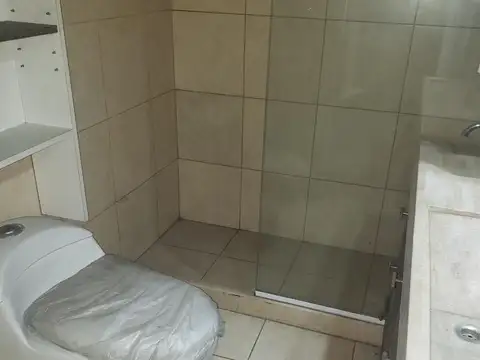 EDIFICIO DE 2 PISOS CON TZA Y LOCAL COMERCIAL.VENTA EN BLOCK