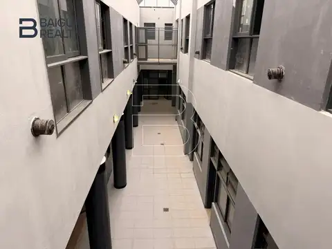 Oficina 16 ambientes con 6 baños