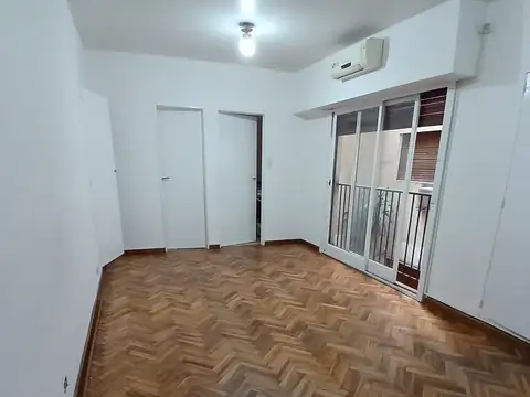Monoambiente con balcón francés. Recién pintado. Excelente ubicación