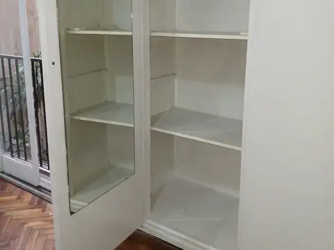 Monoambiente con balcón francés. Recién pintado. Excelente ubicación