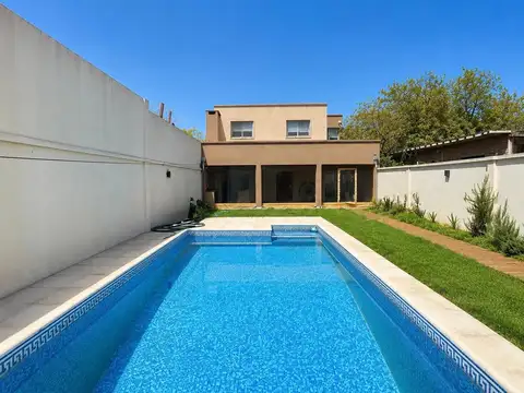 Casa remodelada con pileta y galería, 3 hab, San Miguel.