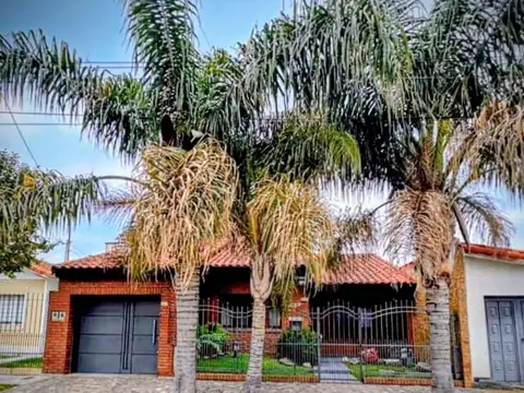 VENTA CASA 5 AMBIENTES CON GARAGE Y FONDO