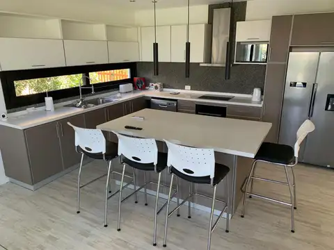 Casa en Venta con 2 cocheras