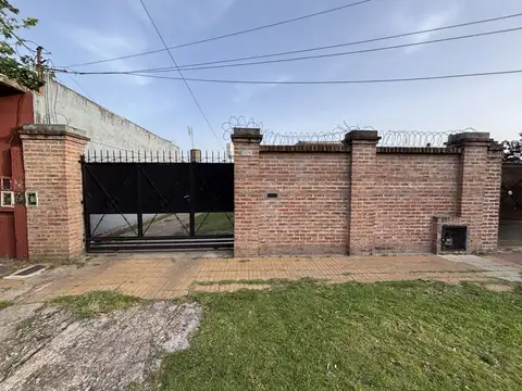 Excelente propiedad con amplio jardín, quincho y pileta