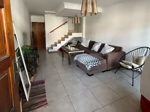 VENTA TRIPLEX 4AMB. CARAPACHAY