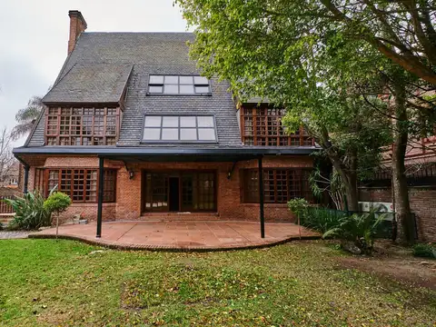 Casa 6 ambientes con 5 baños