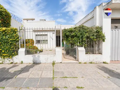 Venta casa 3 ambientes con cochera y jardin BERNAL