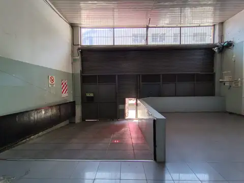 EXCELENTE GALPON – 250 MTS2 CUBIERTOS - MUY BUEN ESTADO – EN UBICACIÓN PRIVILEGIADA - PROXIMO AVENIDAS NAZCA GAONA Y JUAN B JUSTO –  LOTE PROPIO
