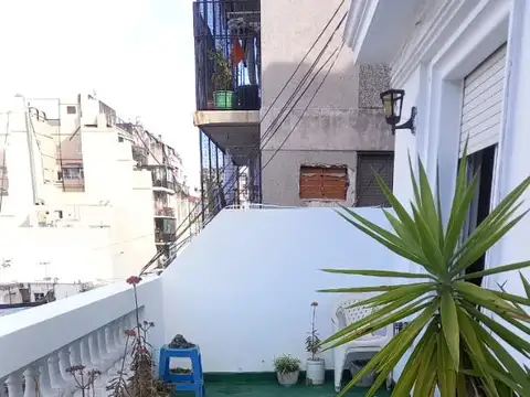 Ecuador 820  departamento  3 amplios  ambientes con terraza