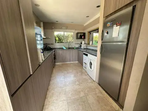 Casa 6 ambientes con 2 baños