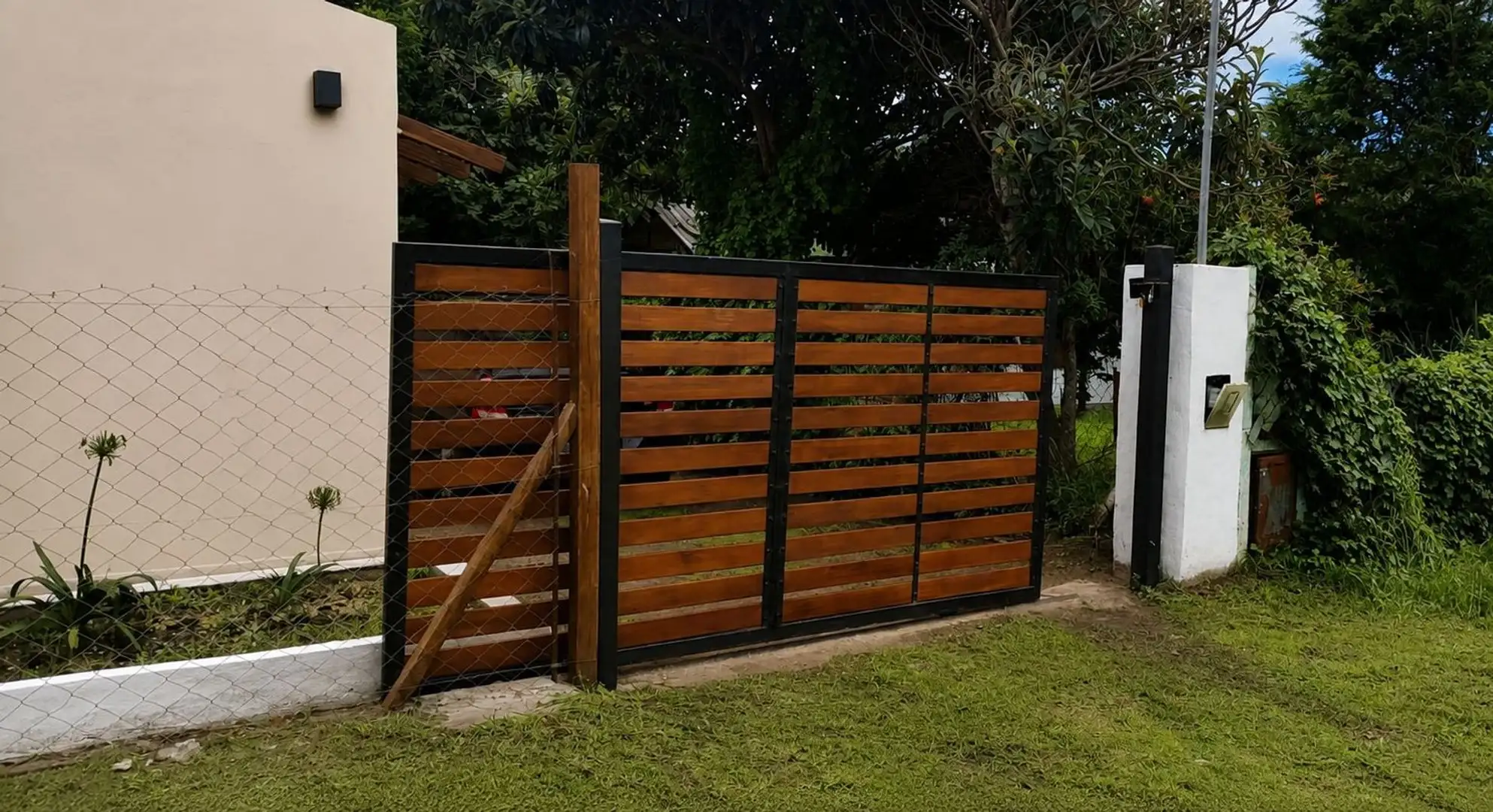 VENTA CASA 3 AMBIENTES CON PARQUE EN SAN JACINTO