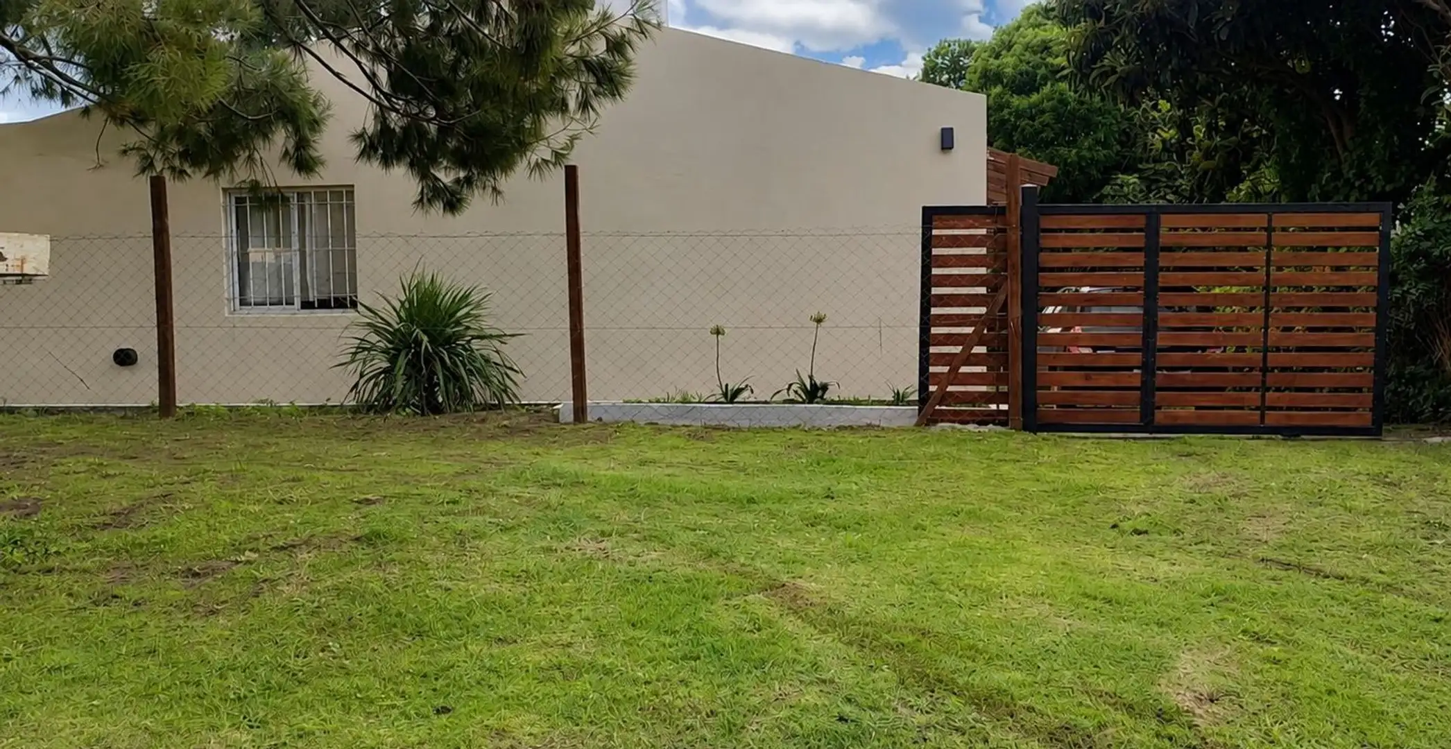 VENTA CASA 3 AMBIENTES CON PARQUE EN SAN JACINTO