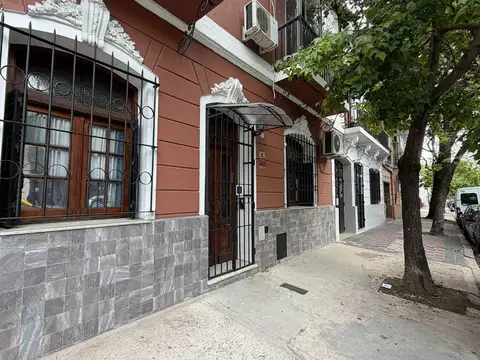 Venta Casa Flores de 6 ambientes  Quincho Terraza
