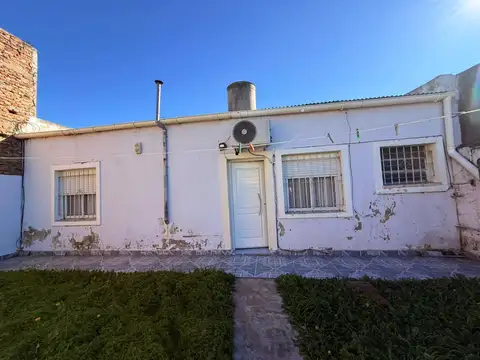 Casa (a refaccionar) mas Dto int, Barrio Pacifico
