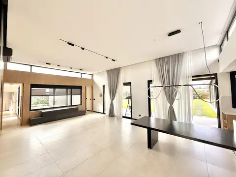 Casa en venta de cuatro dormitorios en Barrio Las Tardes Roldán