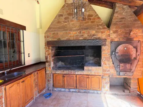 Casa en Alquiler con 3 cocheras