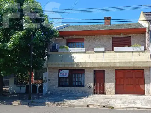 Venta de Casa de  Dos Plantas con Quincho en La Matanza, Ramos Mejía