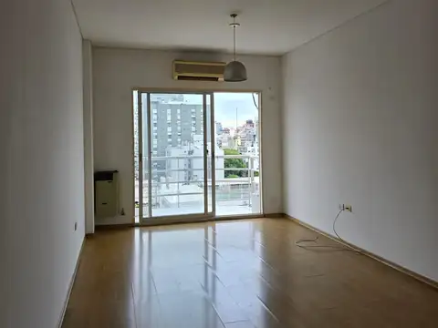 MUY BUEN DEPARTAMENTO DE 2 AMBIENTES CON BALCON