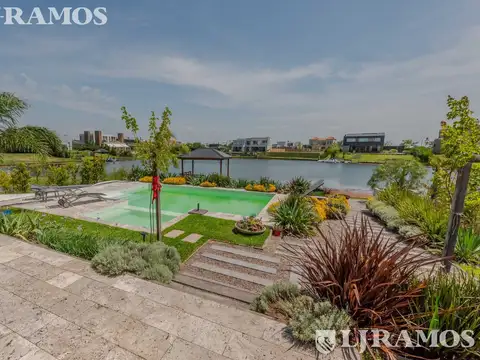 Casa al lago en el Barrio Muelles, Puertos / Escobar