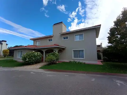 Casa en Comahue Golf Club en Alquiler