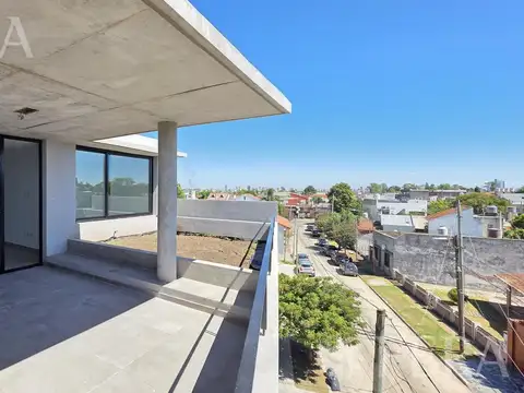 Venta de semipiso tipo loft de 2 ambientes con dos cocheras en Bernal Oeste