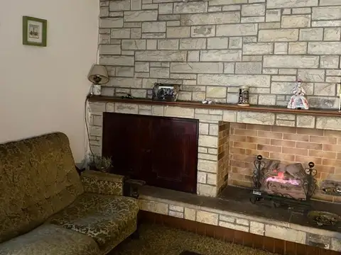 Casa 6 ambientes con 2 baños