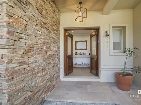 Casa 6 ambientes con 5 baños