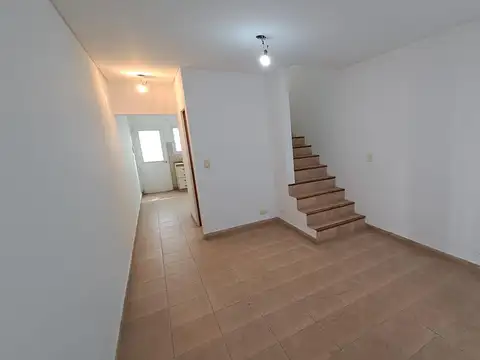 Depto Tipo Casa en Alquiler de 3 ambientes