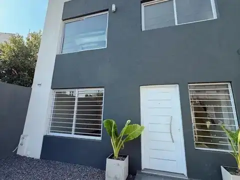 DEPARTAMENTO 2 AMB. AL FRENTE P.B CON PATIO Y COCHERA