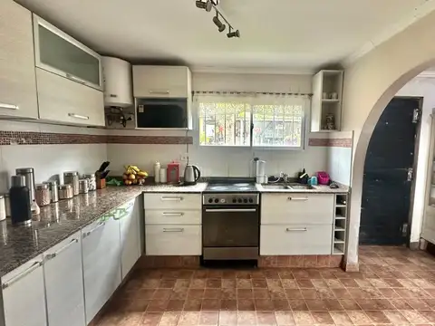 CASA 3 AMB. VENTA + QUINCHO Y PARRILLA EN F.VARELA